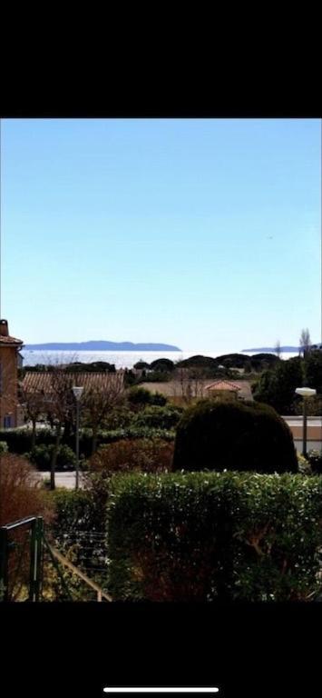 Au petit Bonheur, Studio vue mer avec jardinet&parking 400m plage Le Lavandou Extérieur photo